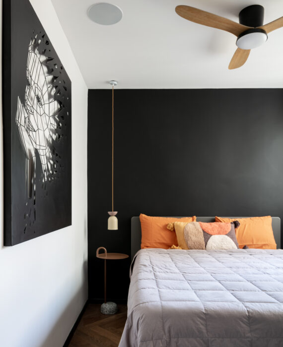 עיצוב פנים - חדר שינה ותמונה על הקיר