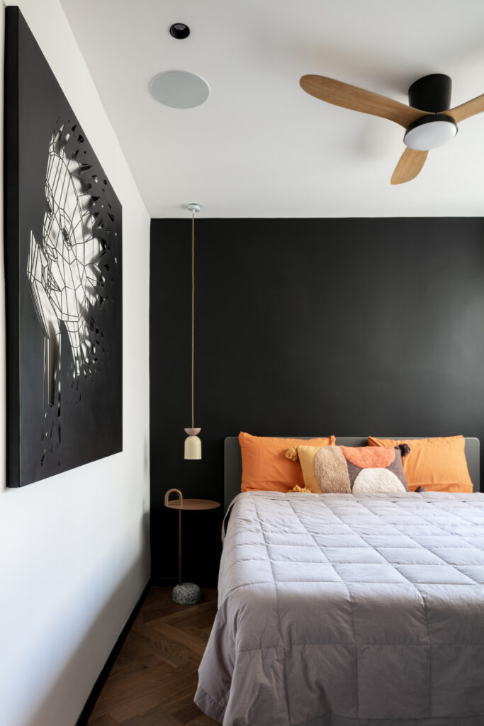 עיצוב פנים - חדר שינה ותמונה על הקיר