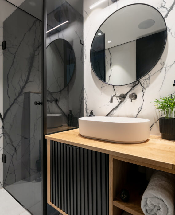 עיצוב פנים - חדר אמבטיה עם כיור לבן